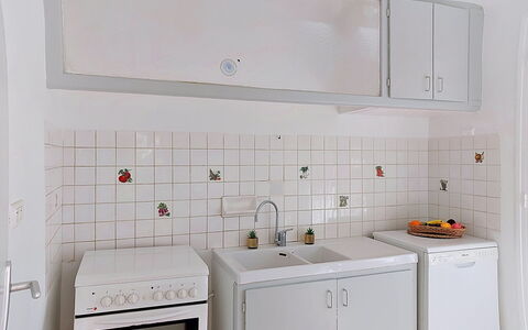 Les Hirondelles: Køkken, Gulvbelægning, Countertop, Køkkenvask, Håndvask, Større Bandage, Køkken Apparat, Etage, Indretning, Sanitærarmatur