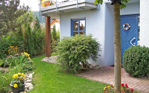 Brombeerweg: Plante, Ejendom, Bygning, Blad, Dør, Græs, Vegetationen, Land Lot, Træ, Sommerhus