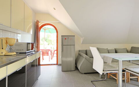 Elisabeta 02: Bygning, Møbel, Countertop, Køkken Apparat, Komfort, Orange, Cabinetry, Hus, Indretning