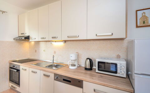 Vodice 116: Cabinetry, Countertop, Ejendom, Bygning, Møbel, Køkken Apparat, Komfur, Køkkenvask, Håndvask, Køkken