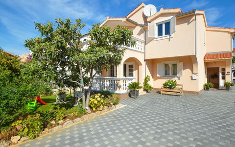 Vodice 116: Himmel, Plante, Sky, Bygning, Ejendom, Vindue, Vejbelægning, Land Lot, Hus, Træ