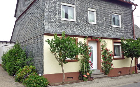 Haus Irmgard: Plante, Bygning, Vindue, Hus, Sommerhus, Træ, Boligområde, Facade, Vejbelægning