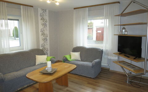 Haus Irmgard: Møbel, Couch, Ejendom, Bord, Træ, Vindue, Komfort, Skygge, Indretning, Etage