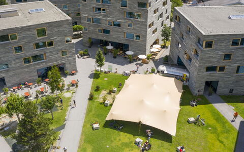 Laax 600: Bygning, Ejendom, Vindue, Plante, Natur, Infrastruktur, Telt, Træ, Land Lot, Urban Design