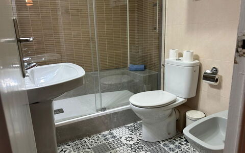 Eixample Esq Rocafort Diputacio: Toiletbræt, Badeværelse, Toilet, Sanitærarmatur, Gulvbelægning, Etage, Indretning, Håndvask, Vvs, Badeværelsesvask