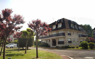 Deauville-Trouville 191: Plante, Himmel, Bygning, Ejendom, Vindue, Træ, Hus, Land Lot, Urban Design, Vejbelægning