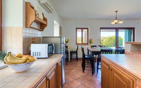 Albina: Cabinetry, Møbel, Countertop, Vindue, Bord, Køkken Apparat, Træ, Køkken, Indretning, Husholdningsapparat