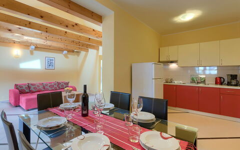 Ljiljana: Ejendom, Bord, Møbel, Bygning, Countertop, Cabinetry, Køkken, Tap, Indretning, Stol