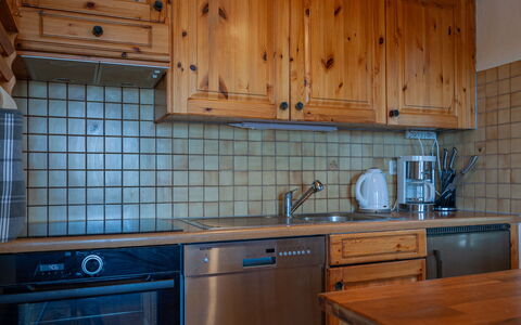 Valet de Coeur: Brun, Cabinetry, Countertop, Køkkenvask, Ejendom, Møbel, Tap, Håndvask, Køkken, Træ