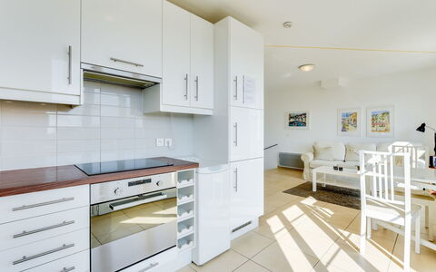 Le Belvédère: Værelse, Ejendom, Hvid, Møbel, Køkken, Countertop, Indretning, Cabinetry, Bygning, Etage