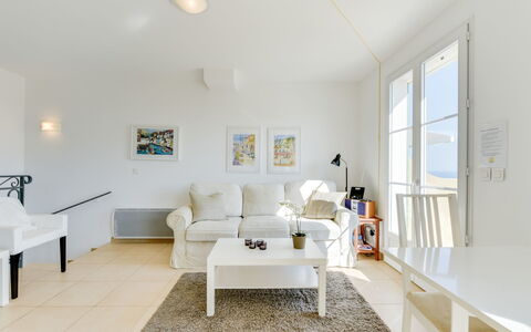 Le Belvédère: Værelse, Stue, Ejendom, Hvid, Møbel, Indretning, Etage, Bygning, Hus, Loft