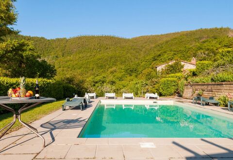 Casa la Primula: Vand, Plante, Himmel, Ejendom, Møbel, Bygning, Svømmepøl, Træ, Udendørs Møbler, Græs