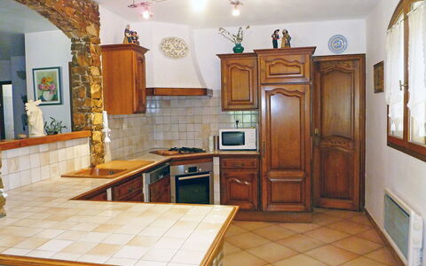 La Péguière: Ejendom, Værelse, Møbel, Bygning, Countertop, Køkken, Indretning, Cabinetry, Etage, Loft