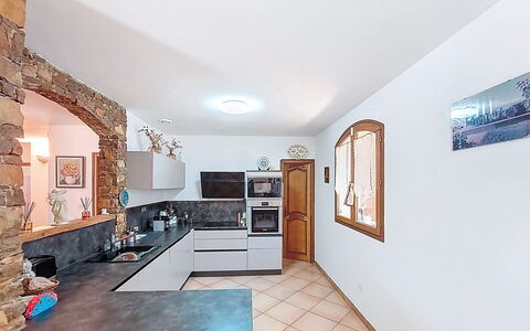 La Péguière: Køkken, Indretning, Countertop, Møbel, Gulvbelægning, Loft, Etage, Cabinetry, Værelse, Køkken Apparat