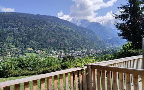 Le Clos Alpin: Sky, Himmel, Ejendom, Bjerg, Grøn, Naturligt Miljø, Træ, Plante, Naturlige Landskab, Hegn