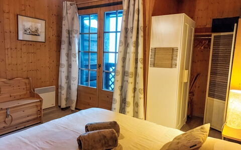 Le Clos Alpin: Møbel, Træ, Indretning, Etage, Gulvbelægning, Loft, Soveværelse, Seng, Værelse, Sengetøj
