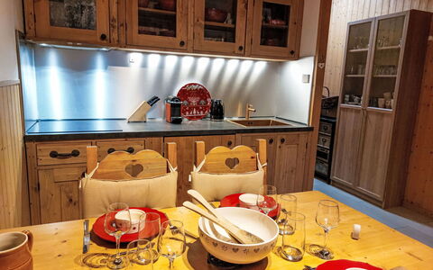 Le Clos Alpin: Møbel, Træ, Indretning, Cabinetry, Køkken, Countertop, Loft, Gulvbelægning, Belysning, Skab