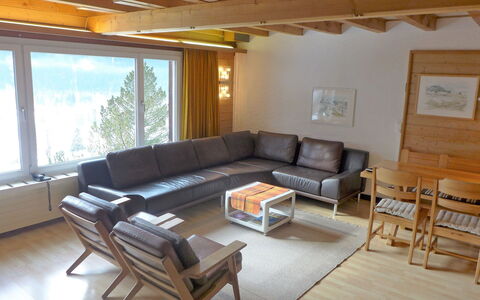Chalet Almis 5: Couch, Bord, Møbel, Ejendom, Træ, Studio Couch, Indretning, Stue, Gulvbelægning, Etage