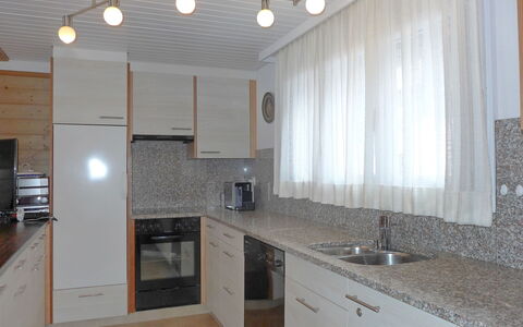 Chalet Almis 5: Cabinetry, Countertop, Køkkenvask, Ejendom, Håndvask, Tap, Køkken, Bygning, Træ, Komfur