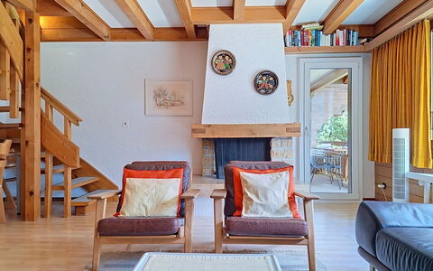 Chalet Almis 5: Møbel, Indretning, Gulvbelægning, Etage, Træ, Loft, Værelse, Stol, Stue, Trægulve