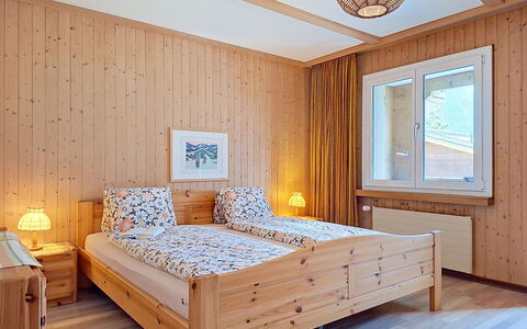 Chalet Almis 5: Indretning, Møbel, Træ, Seng, Gulvbelægning, Soveværelse, Etage, Loft, Værelse, Sengetøj