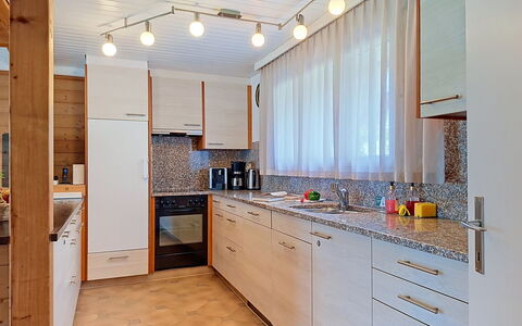 Chalet Almis 5: Køkken, Countertop, Indretning, Gulvbelægning, Køkken Apparat, Cabinetry, Træ, Større Bandage, Loft, Etage