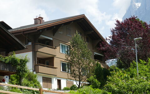 Chalet Almis 5: Plante, Sky, Himmel, Bygning, Vindue, Hus, Træ, Land Lot, Sommerhus, Biome