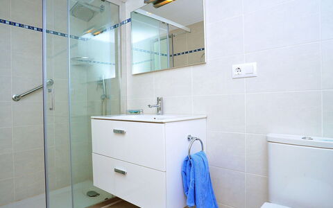 San Esteban: Badeværelse, Værelse, Ejendom, Indretning, Flise, Ejendom, Arkitektur, Etage, Sanitærarmatur, Materielle Værdier