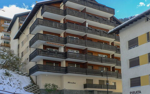 Zermatt 30: Bygning, Sky, Daytime, Himmel, Ejendom, Vindue, Plante, Urban Design, Højhus, Træ