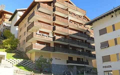 Zermatt 30: Bygning, Daytime, Ejendom, Plante, Vindue, Himmel, Højhus, Urban Design, Ejerlejlighed, Boligområde