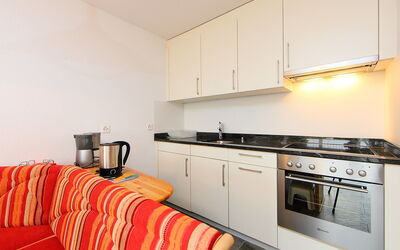 Mirador 30.2: Ejendom, Værelse, Møbel, Køkken, Countertop, Indretning, Cabinetry, Hus, Gul, Etage