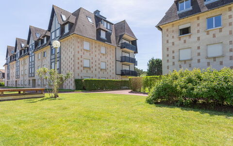 Deauville-Trouville 204: Himmel, Sky, Plante, Bygning, Vindue, Træ, Hus, Land Lot, Urban Design, Kvarter