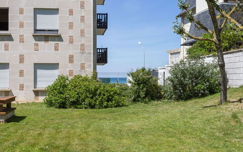 Deauville-Trouville 204: Plante, Himmel, Ejendom, Vindue, Bygning, Gadebelysning, Land Lot, Græs, Træ, Blomsterkrukke