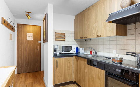 Alba: Cabinetry, Ejendom, Countertop, Køkken Apparat, Træ, Indretning, Komfur, Husholdningsapparat, Køkken, Bejdse