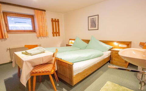 Christian: Værelse, Soveværelse, Seng, Møbel, Ejendom, Bed Frame, Sengetøj, Indretning, Etage, Bygning