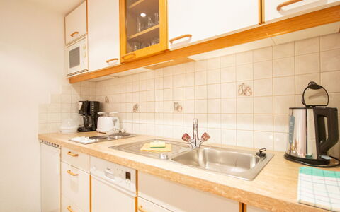 Christian: Ejendom, Værelse, Køkken, Møbel, Cabinetry, Countertop, Hus, Gul, Bygning, Indretning