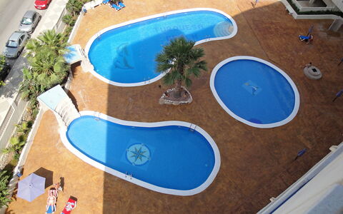 Turquesa Beach 03: Vand, Plante, Ejendom, Svømmepøl, Azure, Blå, Badeby, Bygning, Urban Design, Træ