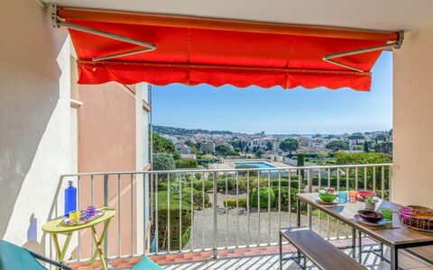 Sainte Maxime 480: Bord, Himmel, Møbel, Azure, Stol, Skygge, Træ, Udendørs Møbler, Arkitektur, Bygning