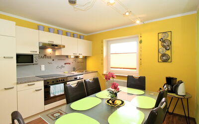 Heidi 240.2: Møbel, Bord, Ejendom, Cabinetry, Countertop, Stol, Håndvask, Belysning, Indretning, Køkken