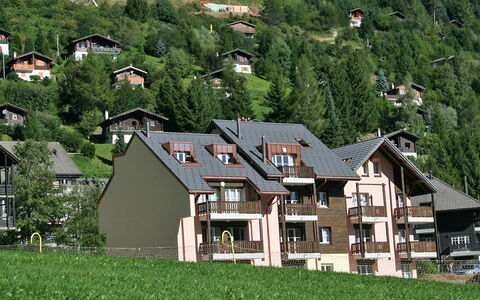 Moléson-Sur-Gruyères 400: Bygning, Ejendom, Plante, Natur, Hus, Naturlige Landskab, Træ, Land Lot, Vegetationen, Græs