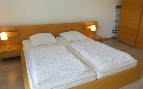 Moléson-Sur-Gruyères 400: Seng, Soveværelse, Møbel, Madras, Værelse, Bed Frame, Ejendom, Sengetøj, Sengetøj, Rullemadras