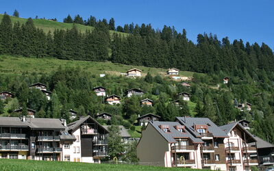 Moléson-Sur-Gruyères 400: Himmel, Bygning, Ejendom, Plante, Økoregion, Bjerg, Naturlige Landskab, Natur, Grøn, Hus