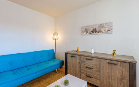 Le Méditerranée: Ejendom, Cabinetry, Møbel, Couch, Bord, Skuffe, Træ, Azure, Indretning, Dresser