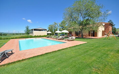 Pienza: Ejendom, Svømmepøl, Græs, Ejendom, Hjem, Land Lot, Hus, Estate, Bygning, Backyard