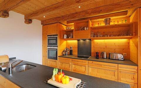 Saint Piran: Countertop, Cabinetry, Ejendom, Møbel, Køkken, Træ, Indretning, Orange, Belysning, Komfur