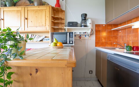 La Grande Motte 222: Cabinetry, Countertop, Køkkenvask, Møbel, Ejendom, Håndvask, Køkken, Køkken Apparat, Træ, Indretning