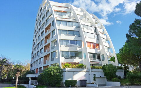 La Grande Motte 222: Himmel, Bygning, Plante, Sky, Daytime, Træ, Vindue, Højhus, Urban Design, Ejerlejlighed
