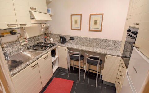 Sotoportego Venier: Værelse, Ejendom, Køkken, Countertop, Større Bandage, Møbel, Etage, Bygning, Komfur, Cabinetry