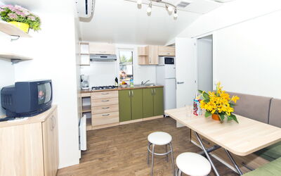 Zaton Holiday Resort 100.23: Værelse, Ejendom, Møbel, Indretning, Bygning, Gul, Køkken, Hus, Etage, Cabinetry