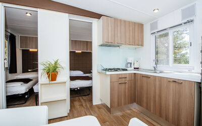 Zaton Holiday Resort 100.30: Værelse, Ejendom, Møbel, Indretning, Bygning, Cabinetry, Countertop, Etage, Hus, Køkken